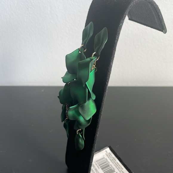 🆕 Long linear deep green earrings - Picture 2 of 4